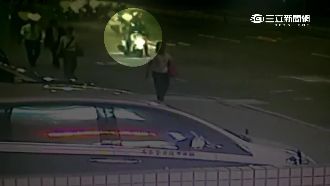 毒蟲搭便車想落跑　反遭民眾送進警局