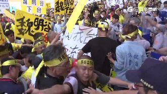 台化留不留？員工縣府前抗議爆推擠