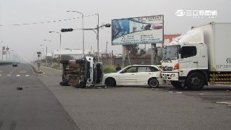 紅綠燈被颱風吹壞　3車超衰連環撞