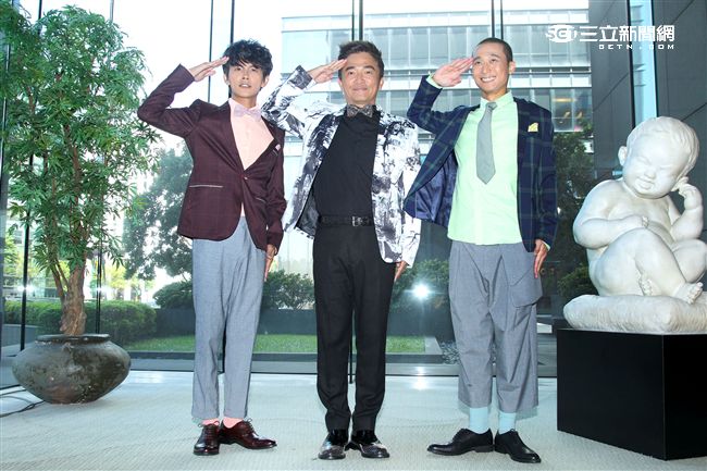 第51屆金鐘獎頒獎典禮主持人吳宗憲、浩角翔起定裝照記者會，現場不忘搞笑讓全場笑翻天。（記者邱榮吉/攝影）