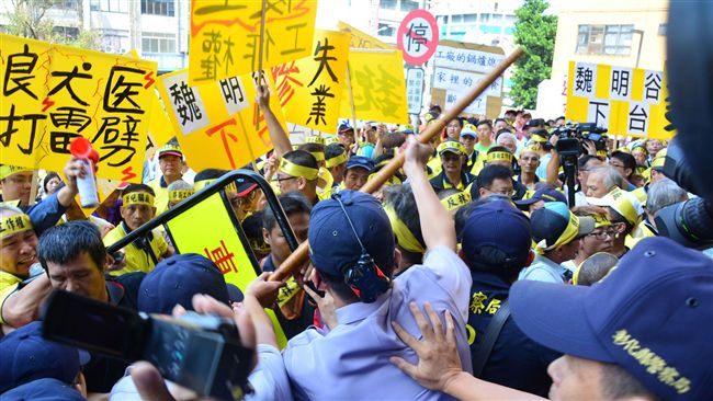 台化員工包圍彰縣府　推擠警民皆受傷