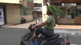 戴「一撮草」騎車　阿伯：通風比較涼