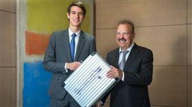 德國高檔鋁製行李箱品牌RIMOWA、路易威登（LVMH）（圖／翻攝自LVMH臉書）