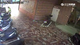 好不容易找到手機　卻被這件事擋門外