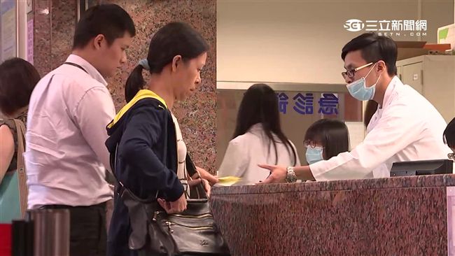 醫療是服務業？衛福部長「菜」英文！