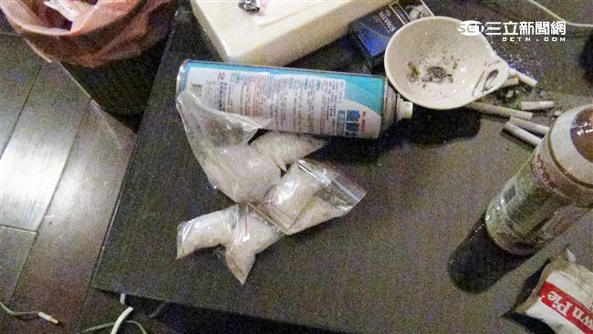 摩鐵毒趴桌上擺清潔劑　警員眉頭一皺