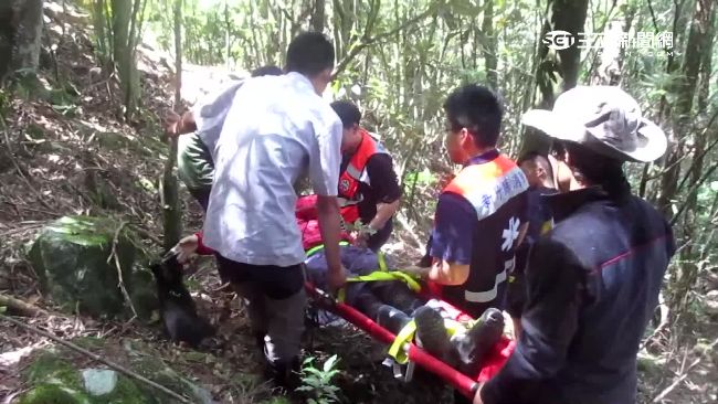 陡坡窄道山路難　警消救滑坡女喘吁吁