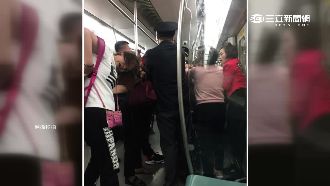 陸地鐵搶座爆衝突　揮拳扯髮打群架