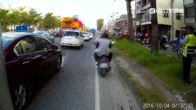 直擊警躲電桿後拍照　民眾：無法接受