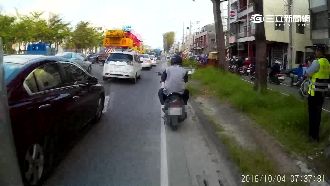 直擊警躲電桿後拍照　民眾：無法接受