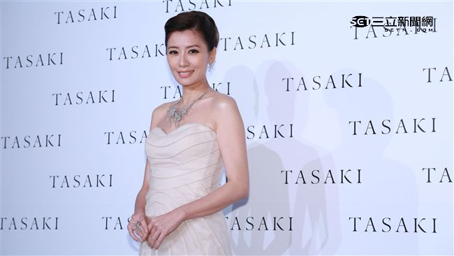 賈靜雯辣露美腿　曬恩愛閃過珠寶！