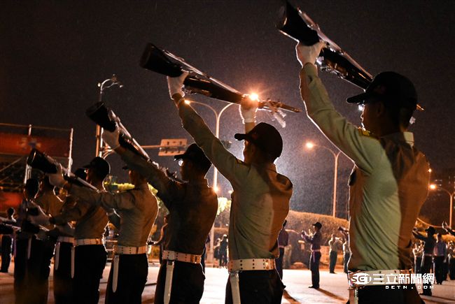 「國慶大典」三軍夜校預演　