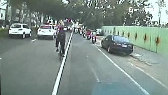 延誤救命怎麼辦？腳踏車蛇行擋救護車