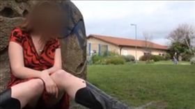 英國女當眾脫衣露奶（圖／翻攝自太陽報）