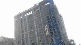 旺林飯店傾斜（圖／PTT）
https://disp.cc/b/163-9eI1