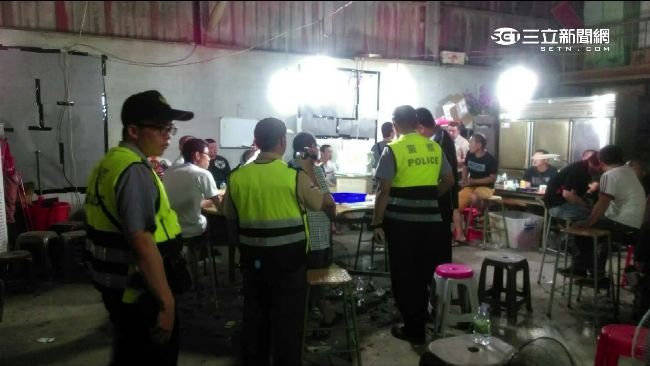 把風男只顧把妹　警輕鬆破賭場逮人