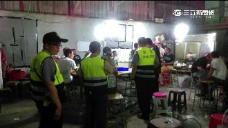 把風男只顧把妹　警輕鬆破賭場逮人