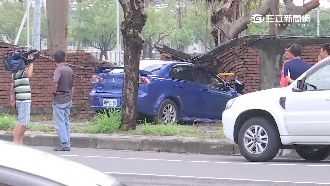 喝太茫亂開一通　男連撞兩車再插圍牆