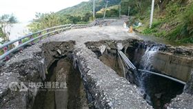 花蓮凌晨大雨　193縣道出現大坑已封路　中央社