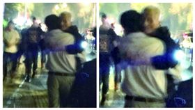 ▲孝子抱老父親逛風景區。（圖／翻攝自新浪新聞）
http://dailynews.sina.com/bg/chn/chnlocal/sinacn/20161005/19447548417.html