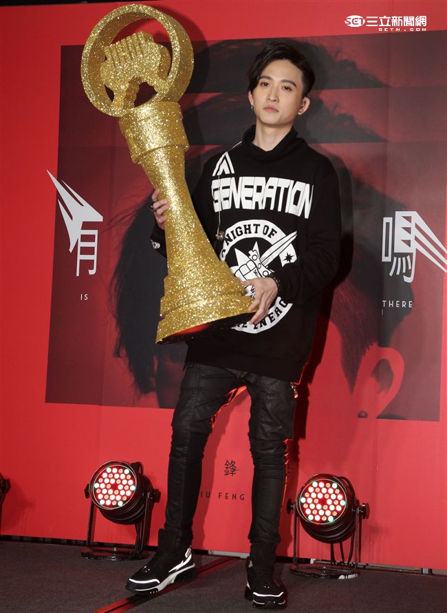 新加坡創作才子邱鋒澤受到情傷之下寫出個人專輯的「有人在嗎」。（記者邱榮吉/攝影）