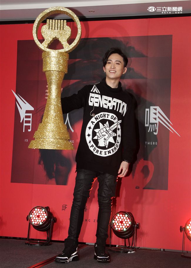 新加坡創作才子邱鋒澤受到情傷之下寫出個人專輯的「有人在嗎」。（記者邱榮吉/攝影）