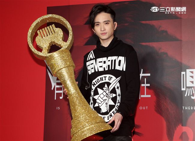 新加坡創作才子邱鋒澤受到情傷之下寫出個人專輯的「有人在嗎」。（記者邱榮吉/攝影）