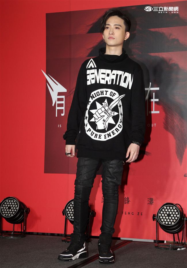 新加坡創作才子邱鋒澤受到情傷之下寫出個人專輯的「有人在嗎」。（記者邱榮吉/攝影）