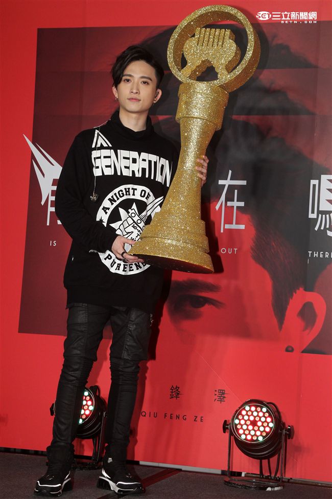 新加坡創作才子邱鋒澤受到情傷之下寫出個人專輯的「有人在嗎」。（記者邱榮吉/攝影）