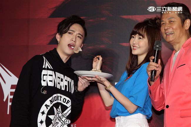 新加坡創作才子邱鋒澤受到情傷之下寫出個人專輯的「有人在嗎」。（記者邱榮吉/攝影）