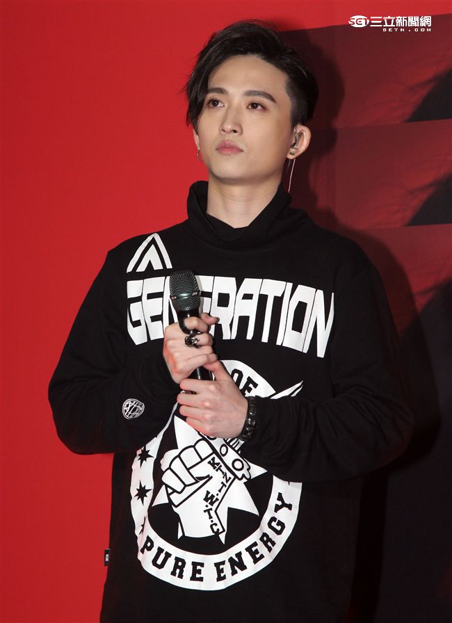 新加坡創作才子邱鋒澤受到情傷之下寫出個人專輯的「有人在嗎」。（記者邱榮吉/攝影）