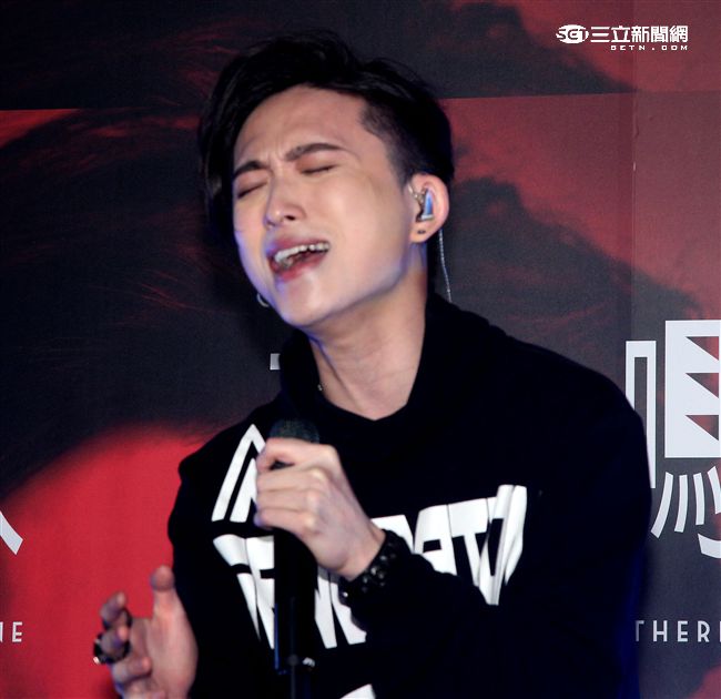 新加坡創作才子邱鋒澤受到情傷之下寫出個人專輯的「有人在嗎」。（記者邱榮吉/攝影）