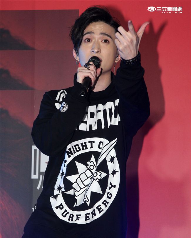 新加坡創作才子邱鋒澤受到情傷之下寫出個人專輯的「有人在嗎」。（記者邱榮吉/攝影）