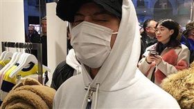 GD穿鐵夾。(圖/粉絲部落格)-http://bigbangupdates.com/2016/01/colette-x-peaceminusone-collaboration-in-paris-photo.html