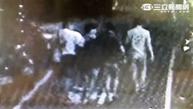 黃男擒住簡男後，拔掉門牙、狼牙棒敲頭，再用噴燈燒胸，逼他簽下本票（翻攝畫面）