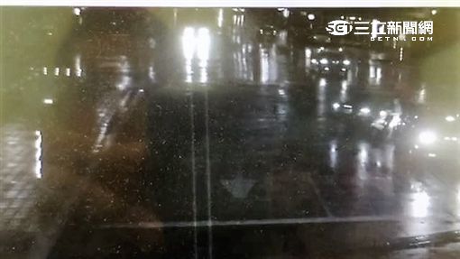 黃男擒住簡男後,拔掉門牙、狼牙棒敲頭,再用噴燈燒胸,逼他簽下本票(翻攝畫面)