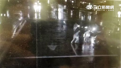 黃男擒住簡男後,拔掉門牙、狼牙棒敲頭,再用噴燈燒胸,逼他簽下本票(翻攝畫面)