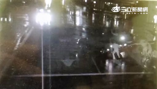 黃男擒住簡男後,拔掉門牙、狼牙棒敲頭,再用噴燈燒胸,逼他簽下本票(翻攝畫面)
