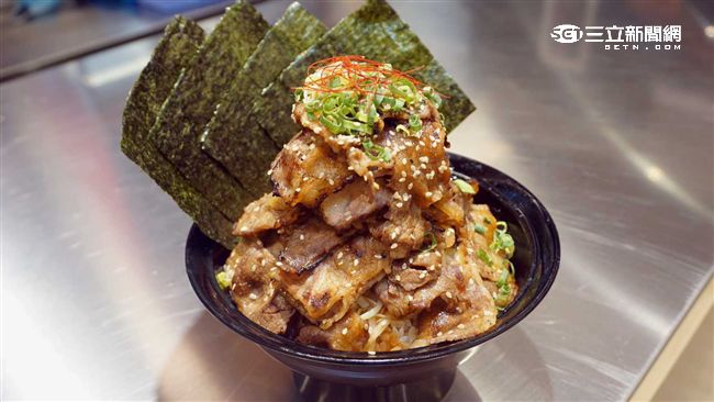 肉片堆20公分小山！日燒肉丼登高雄