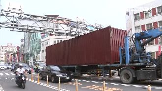 貨櫃車撞限高架　駕駛恐得賠10萬元