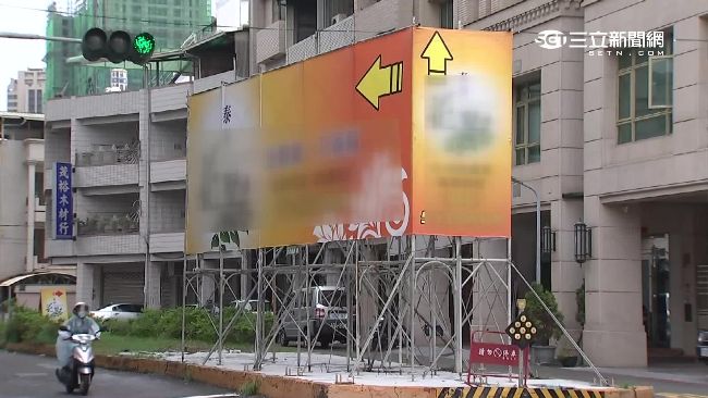 分隔島砍樹整地　離譜建商私設廣告牆