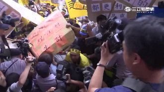 台化抗議爆推擠衝突　三立記者掛彩
