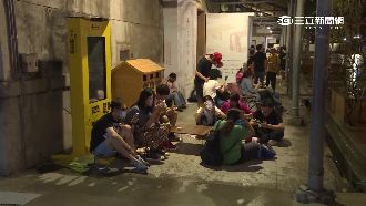 徹夜排隊只為限量公仔！女遭推擠受傷