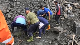 勘查災情遭土石活埋的台東縣海端鄉霧鹿村長余元龍，遺體6日中午在土石堆底下找到，確定罹難。
（張全馨嵐提供）
中央社記者盧太城台東傳真 105年10月6日