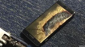 新版note7手機美國爆炸。(圖/翻攝自The Verge)-http://www.theverge.com/2016/10/5/13175000/samsung-galaxy-note-7-fire-replacement-plane-battery-southwest