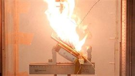 三星加壓測試起火。(圖/翻攝自路透社)-http://www.dailymail.co.uk/sciencetech/article-3825286/Shocking-images-Samsung-Galaxy-Note-7-burst-flames-pressure-applied-battery.html
