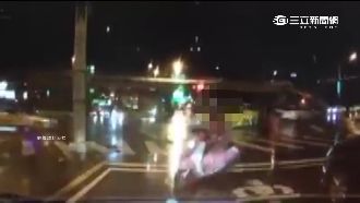 失控女騎士撞等紅燈車　拍引擎蓋怒嗆