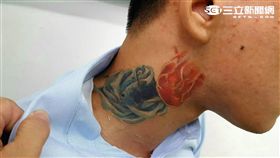 李姓車手先前因玫瑰刺青露餡遭逮，這次貼上藥布仍被劉翁誘出被警方逮捕（翻攝畫面）