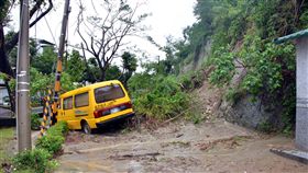 瞬間暴雨 台東市多處積水（3）
台東雨勢不斷，多處豪大雨，7日台東綠色隧道、卑南
遺址公園、火車站都積水成河道，甚至有土石坍方。
中央社記者盧太城台東攝 105年10月7日