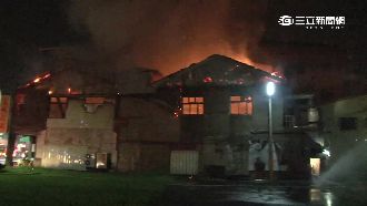 吃早餐驚見火燒厝！2鐵皮屋遭吞噬